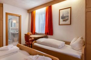 Una pequeña habitación con dos camas y una mesa. en Apt Sellablick, en Maranza