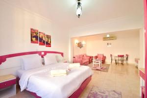 - une chambre avec un grand lit et un salon dans l'établissement Delta Sharm, à Charm el-Cheikh