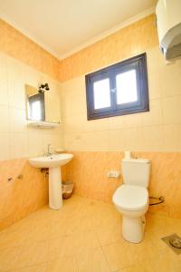 La salle de bains est pourvue de toilettes et d'un lavabo. dans l'établissement Delta Sharm, à Charm el-Cheikh