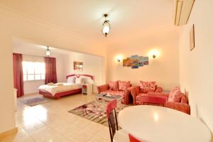 - un salon avec un lit et une table dans l'établissement Delta Sharm, à Charm el-Cheikh