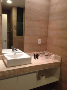 マセイオにあるFLAT ENCANTADOR PÉ NA AREIA 2 SUÍTES- WATERFRONTの洗面台と鏡のあるバスルーム