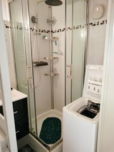 małą łazienkę z pralką i pralką w obiekcie LE FLORIDE B Folco de baronchelli w mieście Le Grau-du-Roi