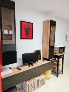 勒格羅－迪魯瓦的住宿－LE FLORIDE B Folco de baronchelli，一间配备有一张书桌的房间,电脑在里面