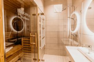 y baño con ducha y lavamanos. en Hideaway Planneralm operated by JUFA Hotels en Planneralm