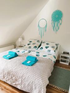 Un dormitorio con una cama con almohadas azules. en Roztoczańskie Zacisze, en Kaczórki