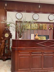 a large organ with clocks on the wall at Khách sạn Khải Hoàn in Plei Brel (2)