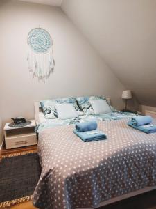Un dormitorio con una cama con toallas azules. en Roztoczańskie Zacisze, en Kaczórki
