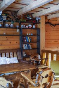 ein Zimmer mit einem Tisch und Stühlen in einer Hütte in der Unterkunft Na Penkah in Jaremtsche