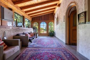 una sala de estar con un sofá y una alfombra en Apt Sellablick, en Maranza