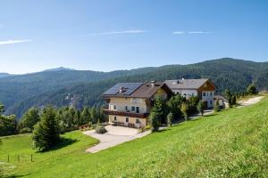 una casa grande en una colina con un campo verde en Apt Sellablick, en Maranza