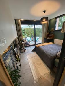 ein Schlafzimmer mit einem großen Bett und einem großen Fenster in der Unterkunft L'hôthentique proche Arras in Saint-Laurent-Blangy