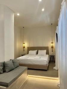 1 dormitorio con cama y sofá en Serenity Suites, en Halki