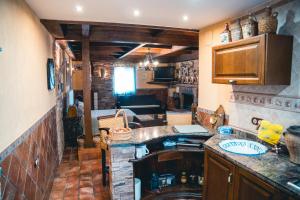 a kitchen with a counter top in a room at La Casita de los Cactus in Armilla