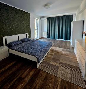 - une chambre avec un lit doté d'oreillers bleus dans l'établissement Apartament Ion Heliade, à Târgu-Mureş