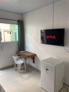En tv och/eller ett underhållningssystem på Pousada Amazônia