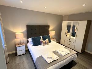 a bedroom with a large bed with two lamps on it at Urban Living's - The Larkin in Oxford