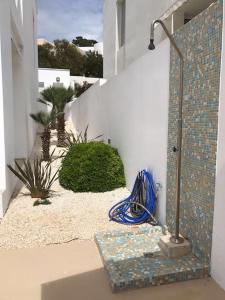 una luz de la calle sentada en un lateral de un edificio en Chalet en C.Vadella - Piscina privada, en Cala Vadella