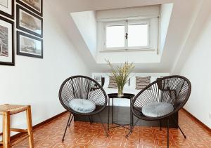- deux chaises et une table dans une chambre avec fenêtre dans l'établissement Casa Dolci Rodolfo 4km from the sea, à Montemarciano