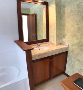 bagno con lavandino e specchio di Chalet en C.Vadella - Piscina privada a Cala Vadella
