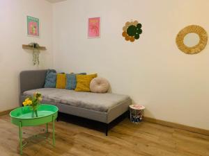 sala de estar con sofá y mesa en cocooning modern design studio, en Avesnes-sur-Helpe