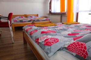 科尔别卢夫Panorama的一间卧室，有两张床、一张桌子和几把椅子 更多80张照片