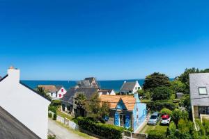een stad met huizen en de oceaan op de achtergrond bij Piriac, maison familiale, accès direct plage, 12 couchages in Piriac-sur-Mer