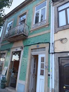 - un bâtiment avec un balcon et une porte dans l'établissement Porto Centro Station, à Porto