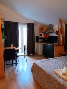 1 dormitorio con cama, mesa y cocina en Porto Centro Station en Oporto
