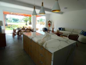 cocina y sala de estar con encimera de mármol en Casa de Playa Deluxe en Condominio Playa Coral, en Fundo Copacabana