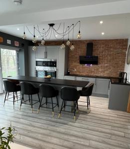 - une cuisine et une salle à manger avec une table et des chaises dans l'établissement Beautiful Modern Farm House (12), à Sheffield