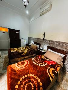 Tempat tidur dalam kamar di Dar Al Fassia