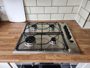 a stove top oven sitting on top of a kitchen counter at Comfy Guest House in London