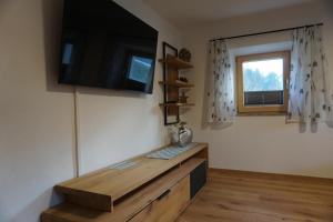TV a/nebo společenská místnost v ubytování Apartments Edinger