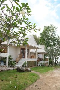 Casa blanca con porche y árbol en Nymph Hideout, en Ko Pha Ngan