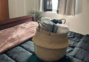 um saco de toalhas sentado em cima de uma cama em Son de Metro Apartment / near Distrito T-Mobile em San Juan