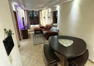 ein Wohnzimmer mit einem Tisch und einem Sofa in der Unterkunft Son de Metro Apartment / near Distrito T-Mobile in San Juan