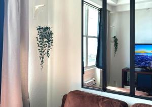 a living room with a mirror and a window at Son de Metro Apartment / near Distrito T-Mobile in San Juan