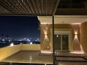 balcón de un edificio por la noche con luces en شقه فندقيه مستقله بالشيخ زايد en Sheikh Zayed