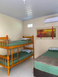 Pokój z 2 łóżkami piętrowymi w pokoju w obiekcie Pousada Ferreira w mieście São Gabriel