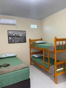pokój z 3 łóżkami piętrowymi w pokoju w obiekcie Pousada Ferreira w mieście São Gabriel