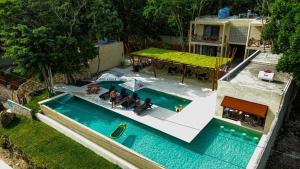 una vista aérea de una piscina con gente en ella en Azul Maria Bacalar en Bacalar