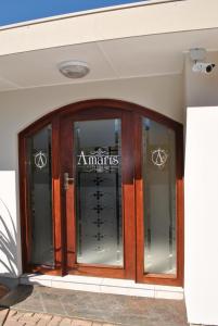 Lichtenburg的住宿－Amaris Guesthouse，玻璃门进入大楼的入口