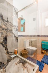 bagno con servizi igienici e parete in vetro. di Sea view Eco Beach House Tamaris a Tamaris