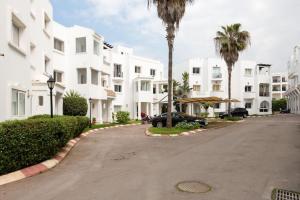 una strada di fronte a un grande edificio bianco di Sea view Eco Beach House Tamaris a Tamaris