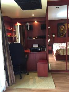 - une chambre avec un bureau, un lit et un miroir dans l'établissement Jomtien Plaza Residence B408 By Mr.Kiss, à Jomtien Beach