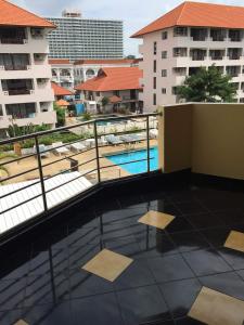 Bazén v ubytování Jomtien Plaza Residence B408 By Mr.Kiss nebo v jeho okolí