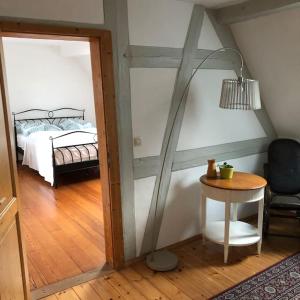 1 dormitorio con 1 cama y 1 mesa con silla en Ferienwohnung Zeitlos, en Gundelsheim