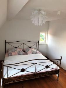 a bedroom with a bed in a room with a chandelier at Ferienwohnung Zeitlos in Gundelsheim