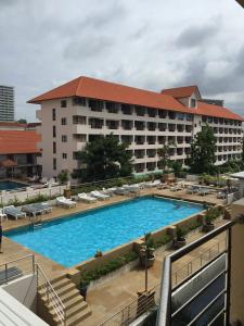 un grand hôtel avec une grande piscine dans l'établissement Jomtien Plaza Residence B408 By Mr.Kiss, à Jomtien Beach
