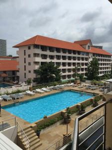Bazén v ubytování Jomtien Plaza Residence B408 By Mr.Kiss nebo v jeho okolí
